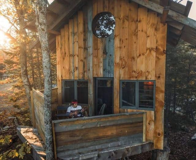 0183 Get a glimpse inside what its like to sleep in a grown up tree house smallhometours.com 3