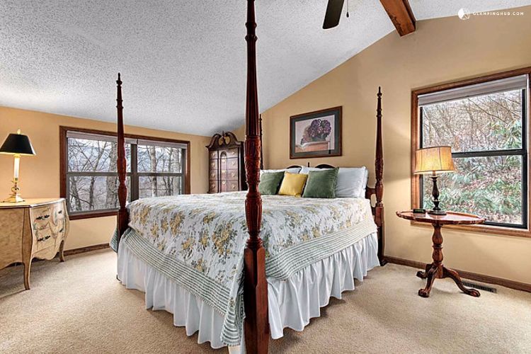 0185 Step inside this woodland cabin Interior is a true dream smallhometours.com 10