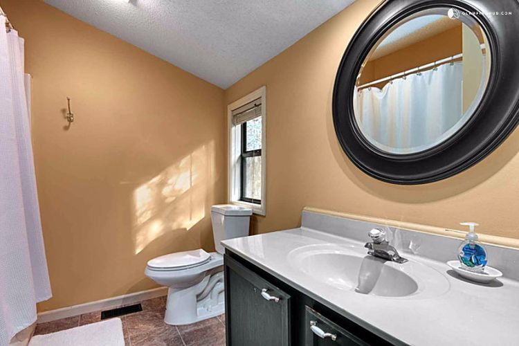 0185 Step inside this woodland cabin Interior is a true dream smallhometours.com 11
