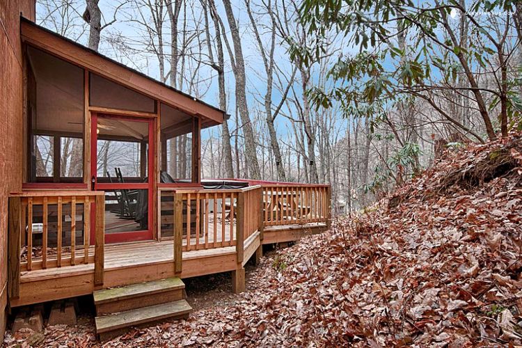 0185 Step inside this woodland cabin Interior is a true dream smallhometours.com 12