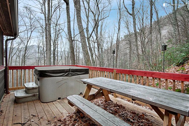 0185 Step inside this woodland cabin Interior is a true dream smallhometours.com 14