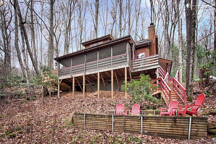 0185 Step inside this woodland cabin Interior is a true dream smallhometours.com 15