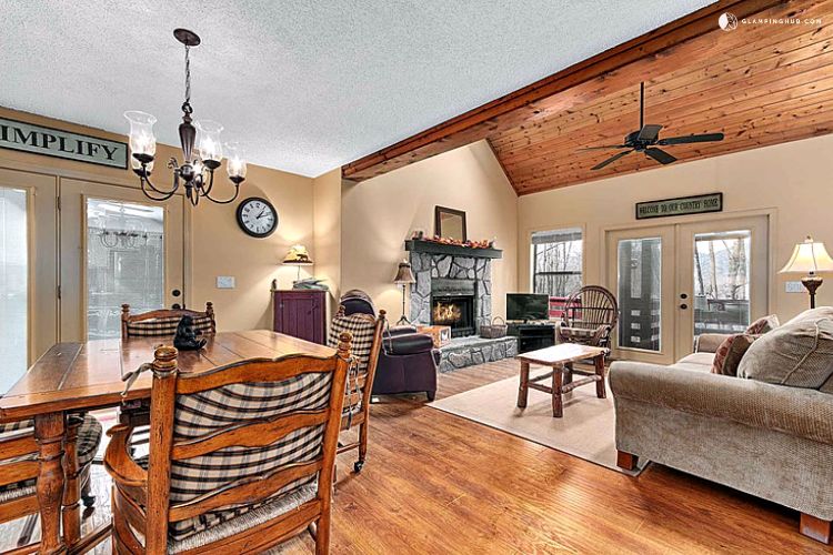 0185 Step inside this woodland cabin Interior is a true dream smallhometours.com 2