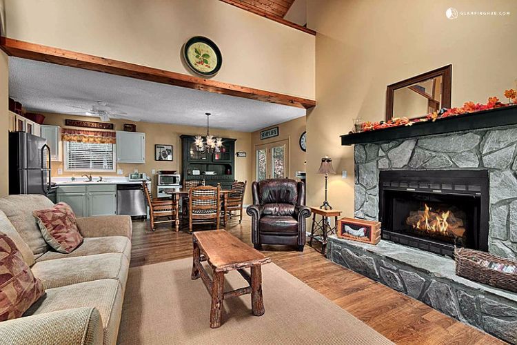 0185 Step inside this woodland cabin Interior is a true dream smallhometours.com 4