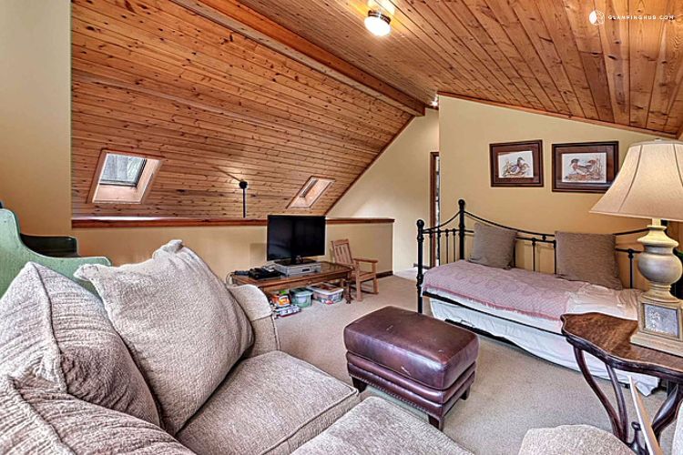 0185 Step inside this woodland cabin Interior is a true dream smallhometours.com 9