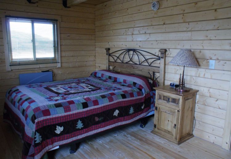 0186 Peek inside The interior of this simple log cabin is perfection smallhometours.com 4