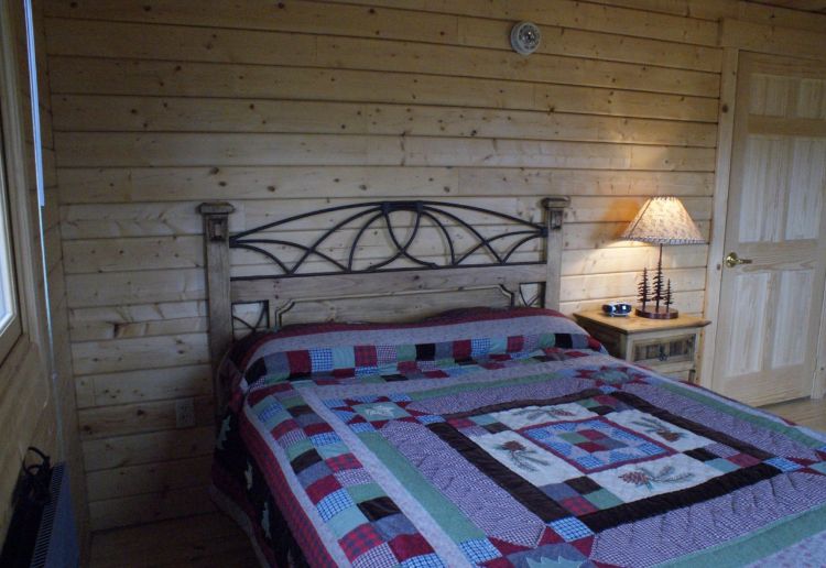 0186 Peek inside The interior of this simple log cabin is perfection smallhometours.com 5