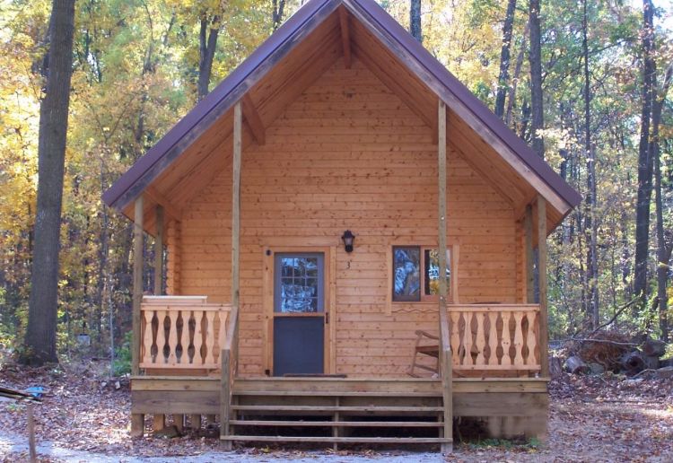 0186 Peek inside The interior of this simple log cabin is perfection smallhometours.com 7