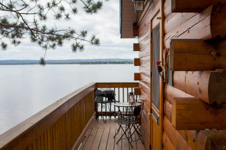 0187 Discover the colorful interior of this lakefront log cabin smallhometours.com 10
