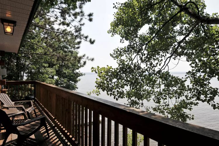 0187 Discover the colorful interior of this lakefront log cabin smallhometours.com 11