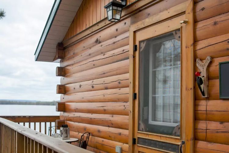 0187 Discover the colorful interior of this lakefront log cabin smallhometours.com 2