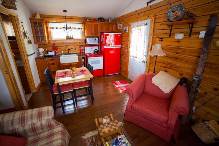 0187 Discover the colorful interior of this lakefront log cabin smallhometours.com 3