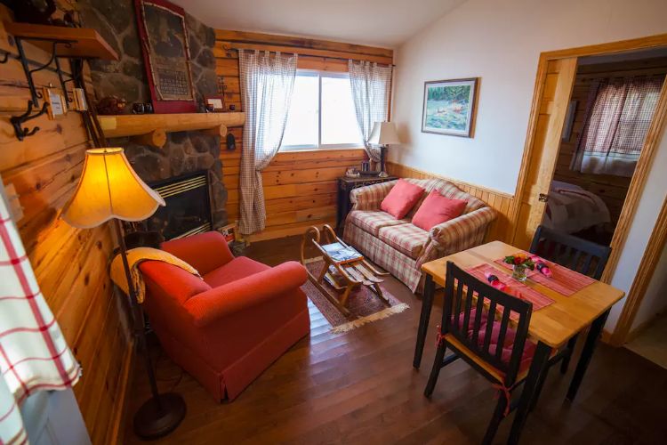 0187 Discover the colorful interior of this lakefront log cabin smallhometours.com 4