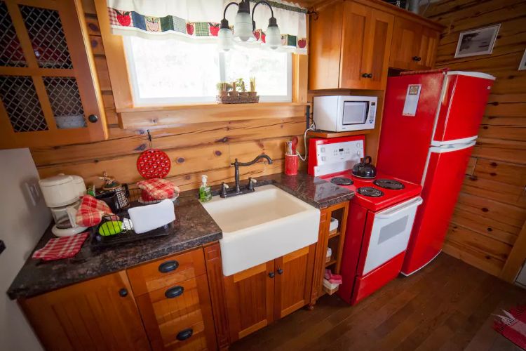 0187 Discover the colorful interior of this lakefront log cabin smallhometours.com 5