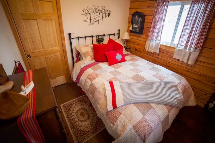 0187 Discover the colorful interior of this lakefront log cabin smallhometours.com 6