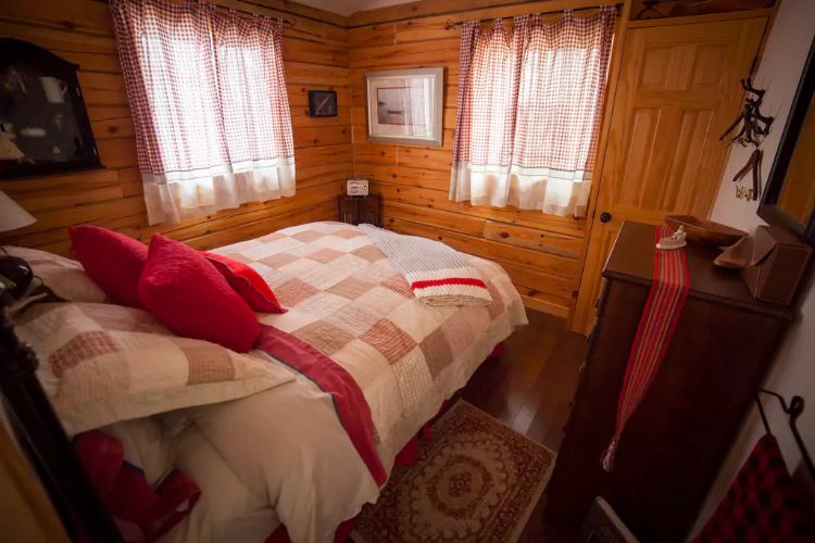0187 Discover the colorful interior of this lakefront log cabin smallhometours.com 7
