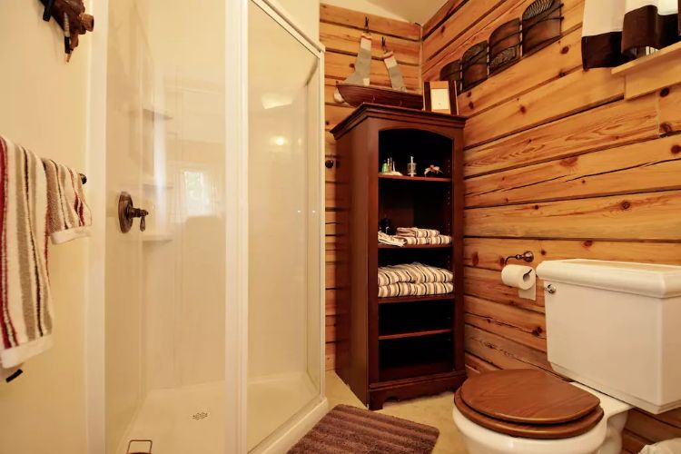 0187 Discover the colorful interior of this lakefront log cabin smallhometours.com 8