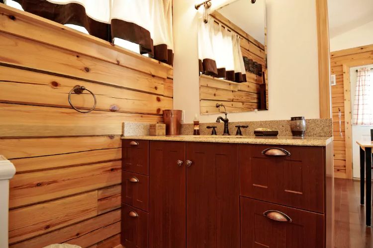 0187 Discover the colorful interior of this lakefront log cabin smallhometours.com 9
