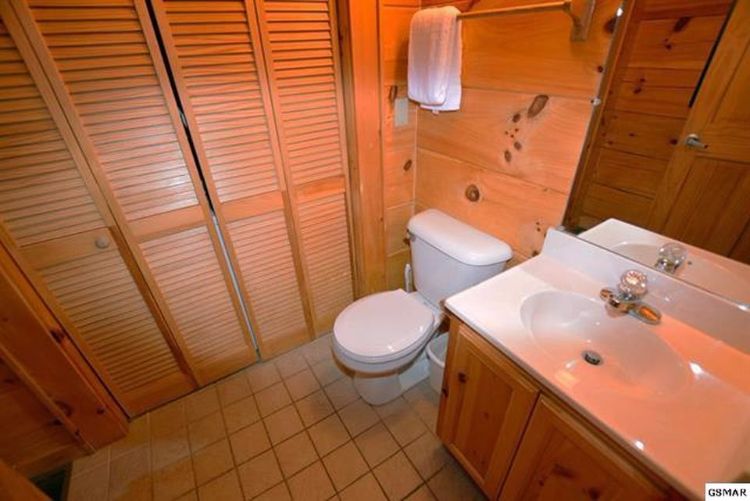 0188 Discover the recreational secrets inside this secluded log cabin smallhometours.com 14