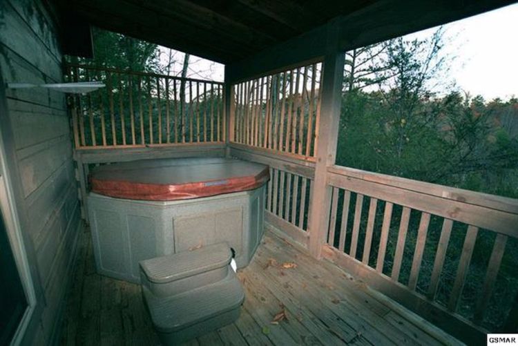 0188 Discover the recreational secrets inside this secluded log cabin smallhometours.com 16