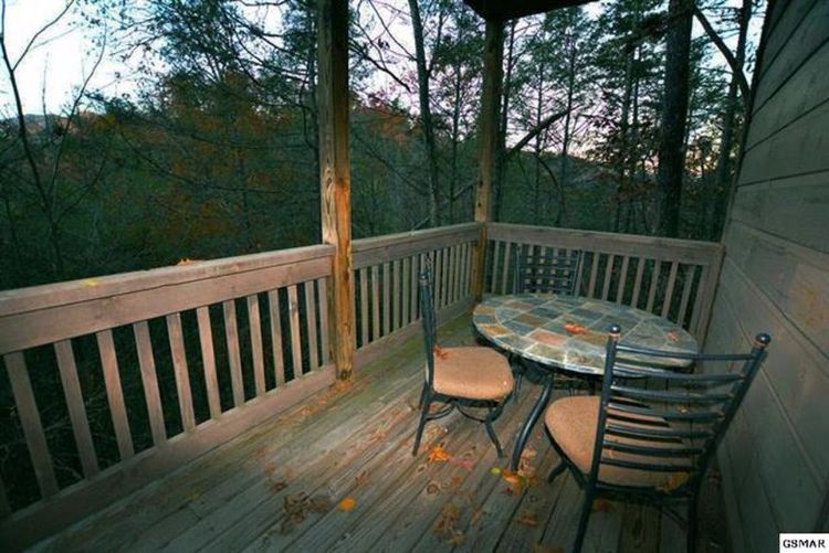 0188 Discover the recreational secrets inside this secluded log cabin smallhometours.com 17