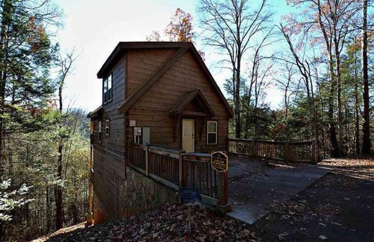 0188 Discover the recreational secrets inside this secluded log cabin smallhometours.com 2