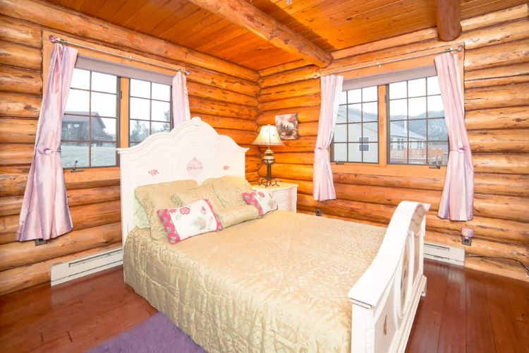 0189 Take a look inside this sparkling modern log home smallhometours.com 10