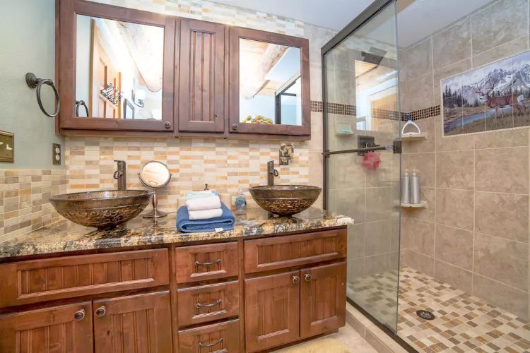 0189 Take a look inside this sparkling modern log home smallhometours.com 11