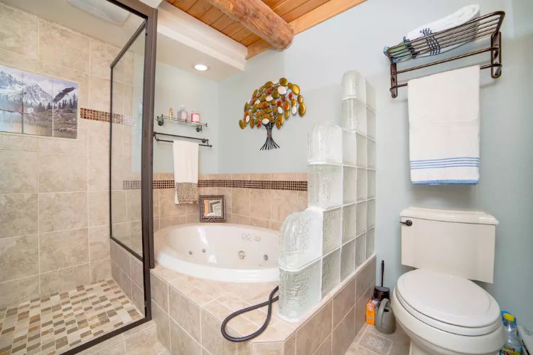 0189 Take a look inside this sparkling modern log home smallhometours.com 12