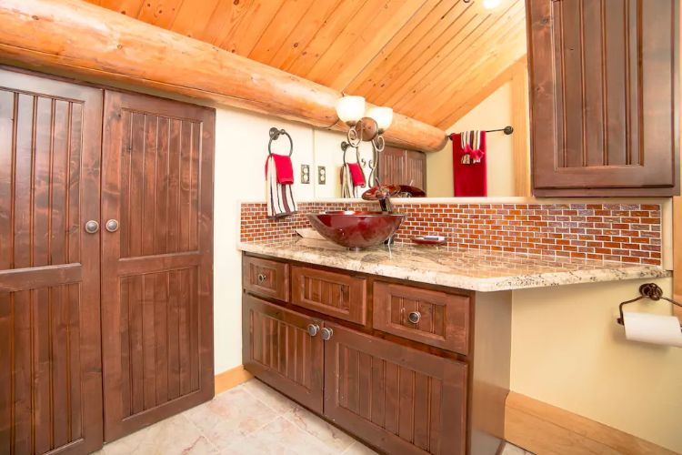 0189 Take a look inside this sparkling modern log home smallhometours.com 15