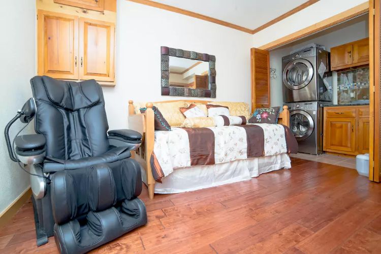 0189 Take a look inside this sparkling modern log home smallhometours.com 17