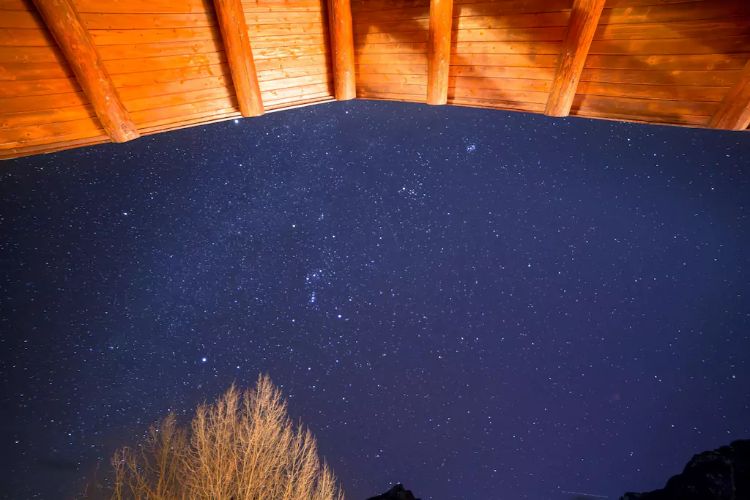0189 Take a look inside this sparkling modern log home smallhometours.com 18