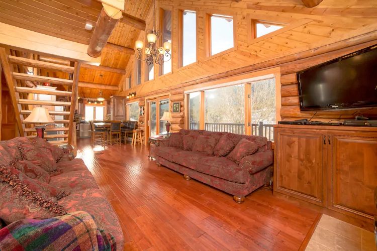 0189 Take a look inside this sparkling modern log home smallhometours.com 2