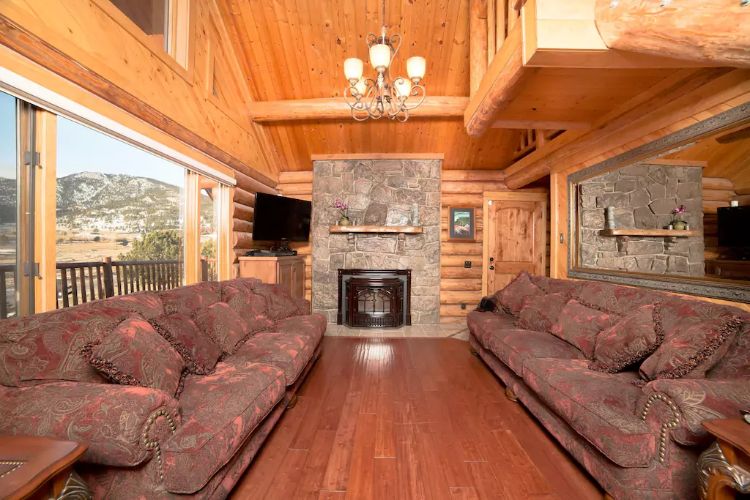 0189 Take a look inside this sparkling modern log home smallhometours.com 4