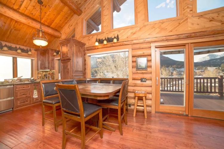 0189 Take a look inside this sparkling modern log home smallhometours.com 8