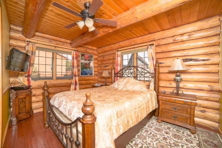 0189 Take a look inside this sparkling modern log home smallhometours.com 9