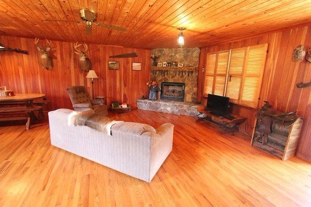 0190 This small ranch has the warmest most comfortable interior smallhometours.com 3