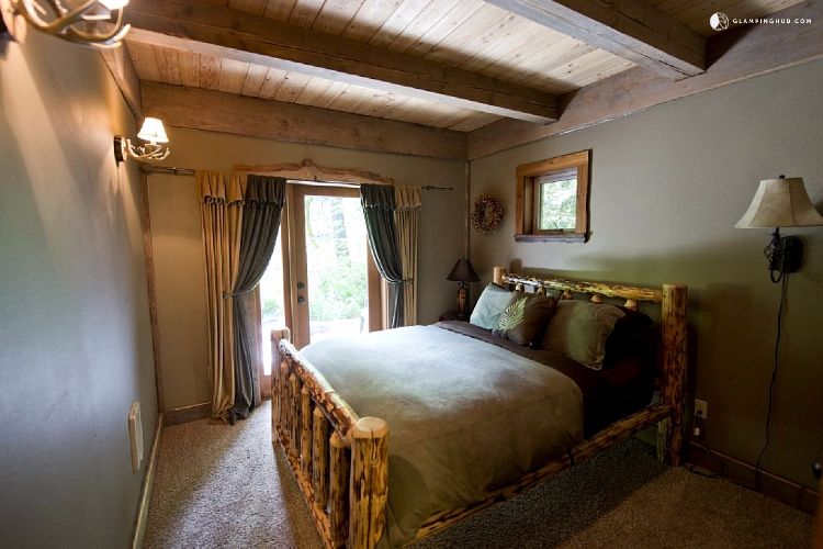 0191 Check out the two tier loft inside this riverside cabin smallhometours.com 10