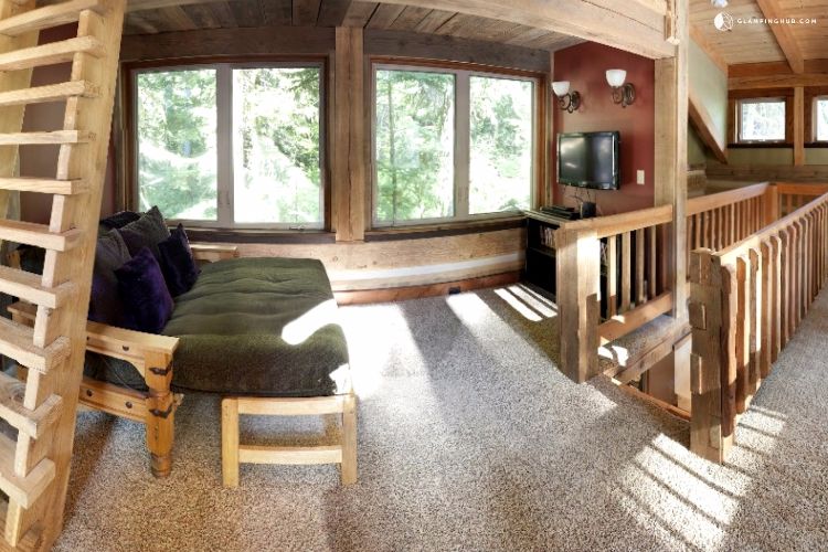 0191 Check out the two tier loft inside this riverside cabin smallhometours.com 12
