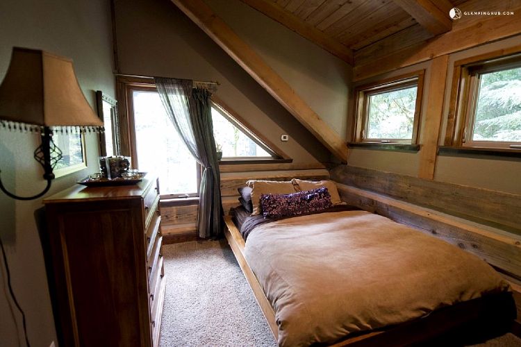 0191 Check out the two tier loft inside this riverside cabin smallhometours.com 14