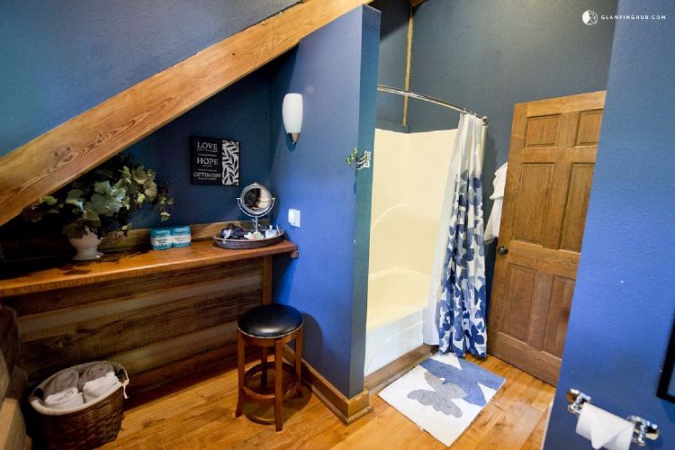 0191 Check out the two tier loft inside this riverside cabin smallhometours.com 15