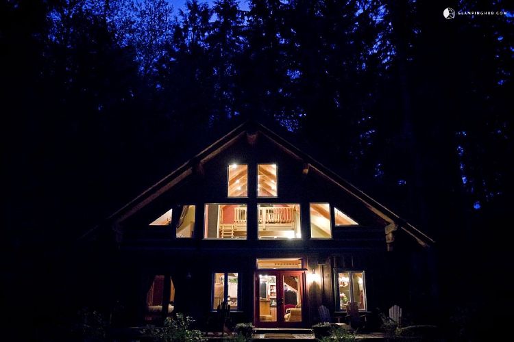 0191 Check out the two tier loft inside this riverside cabin smallhometours.com 16