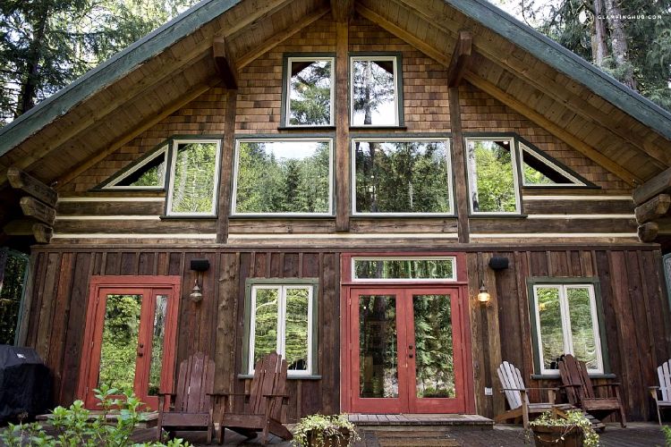 0191 Check out the two tier loft inside this riverside cabin smallhometours.com 2