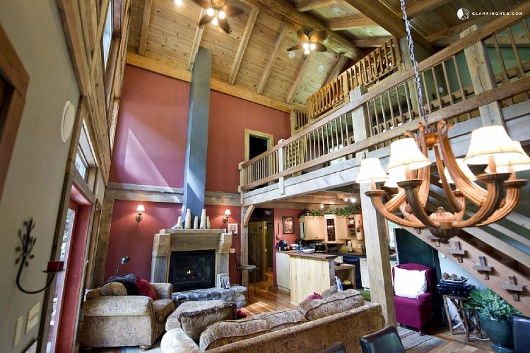 0191 Check out the two tier loft inside this riverside cabin smallhometours.com 3