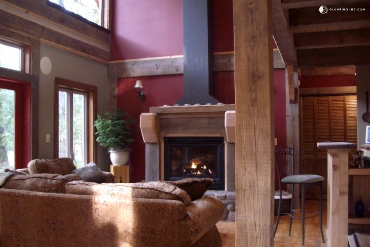0191 Check out the two tier loft inside this riverside cabin smallhometours.com 4