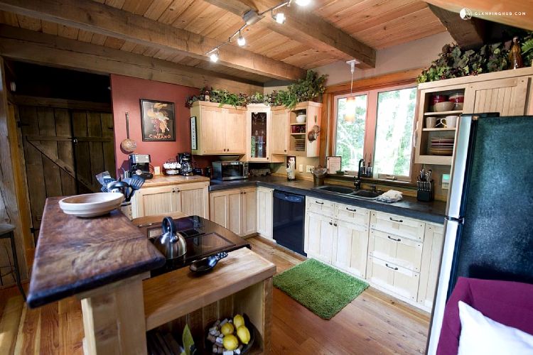 0191 Check out the two tier loft inside this riverside cabin smallhometours.com 5