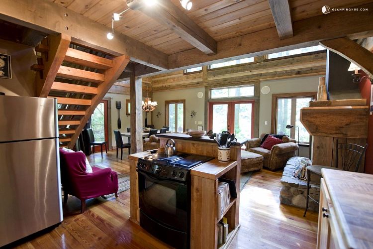0191 Check out the two tier loft inside this riverside cabin smallhometours.com 6