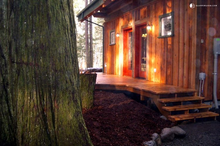 0191 Check out the two tier loft inside this riverside cabin smallhometours.com 7