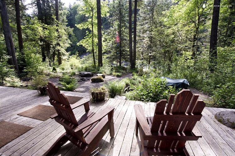 0191 Check out the two tier loft inside this riverside cabin smallhometours.com 8