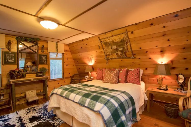 0194 Tour a unique log cabin – youll fall in love the impressive master suite within smallhometours.com 10